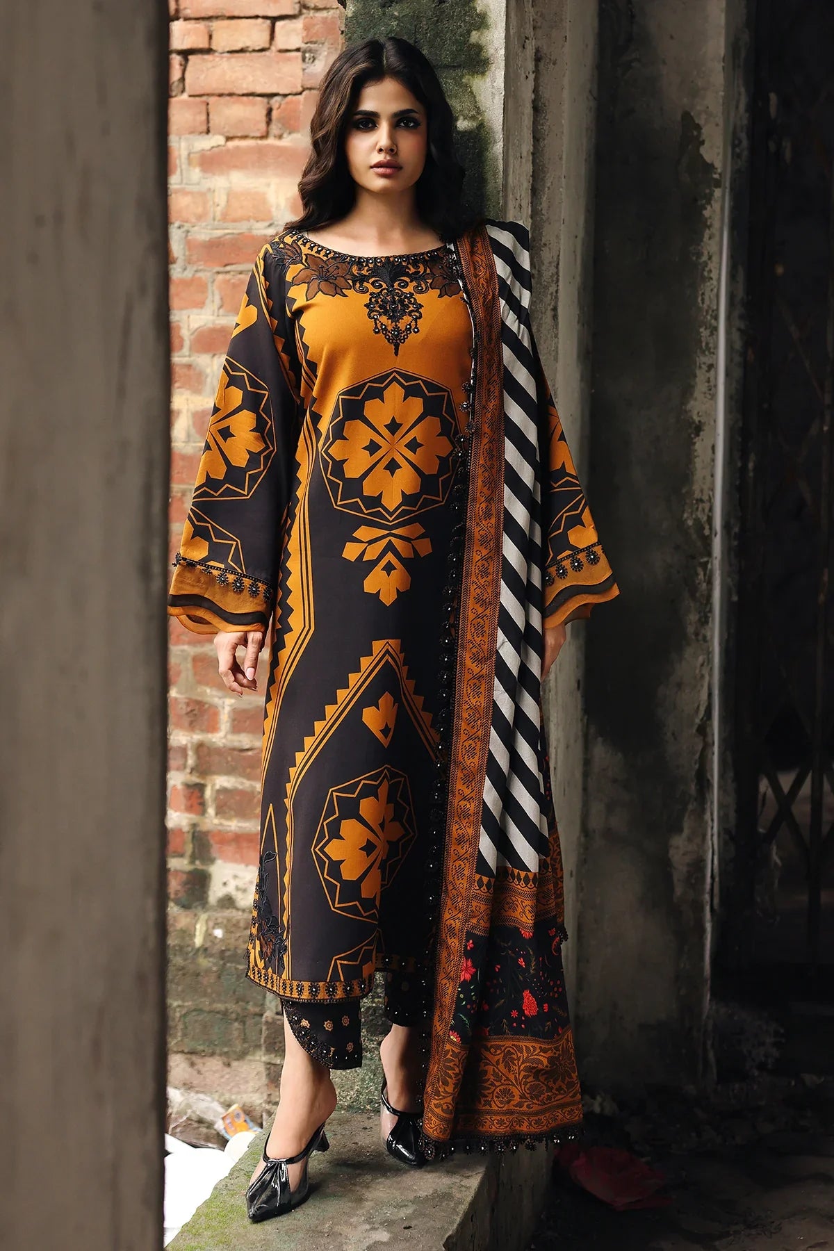 Winter 3PC Karandi Digital Print Dress - KP33421