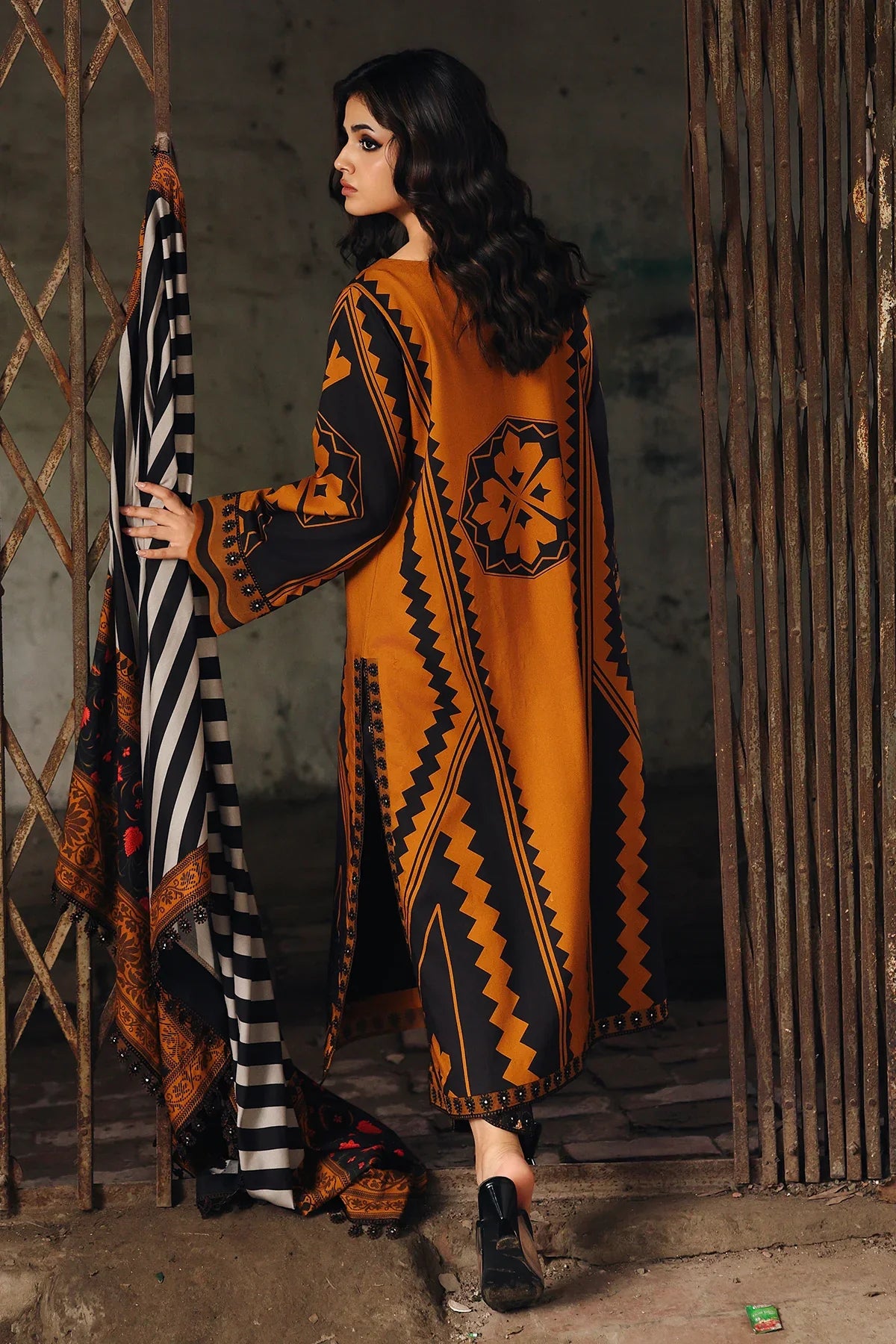 Winter 3PC Karandi Digital Print Dress - KP33421