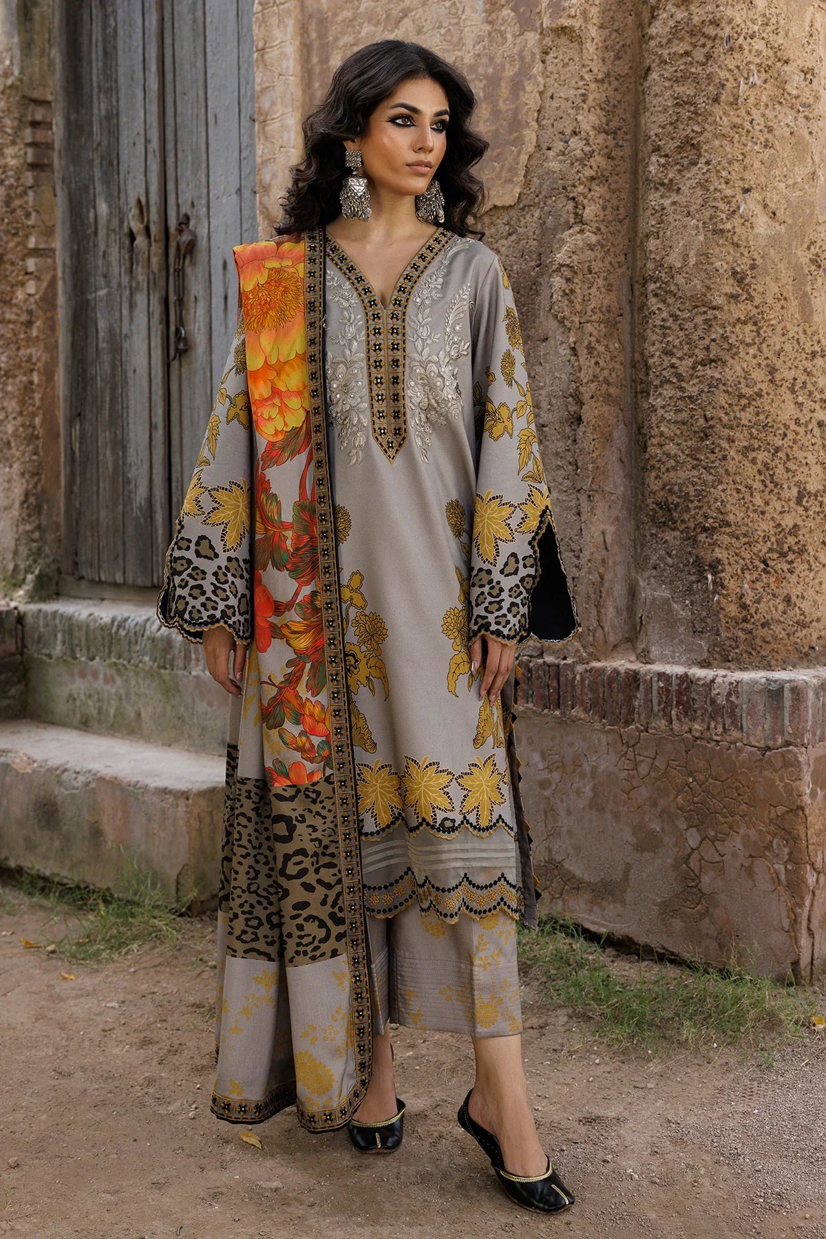 Winter 3PC Karandi Digital Print Dress - KP33420