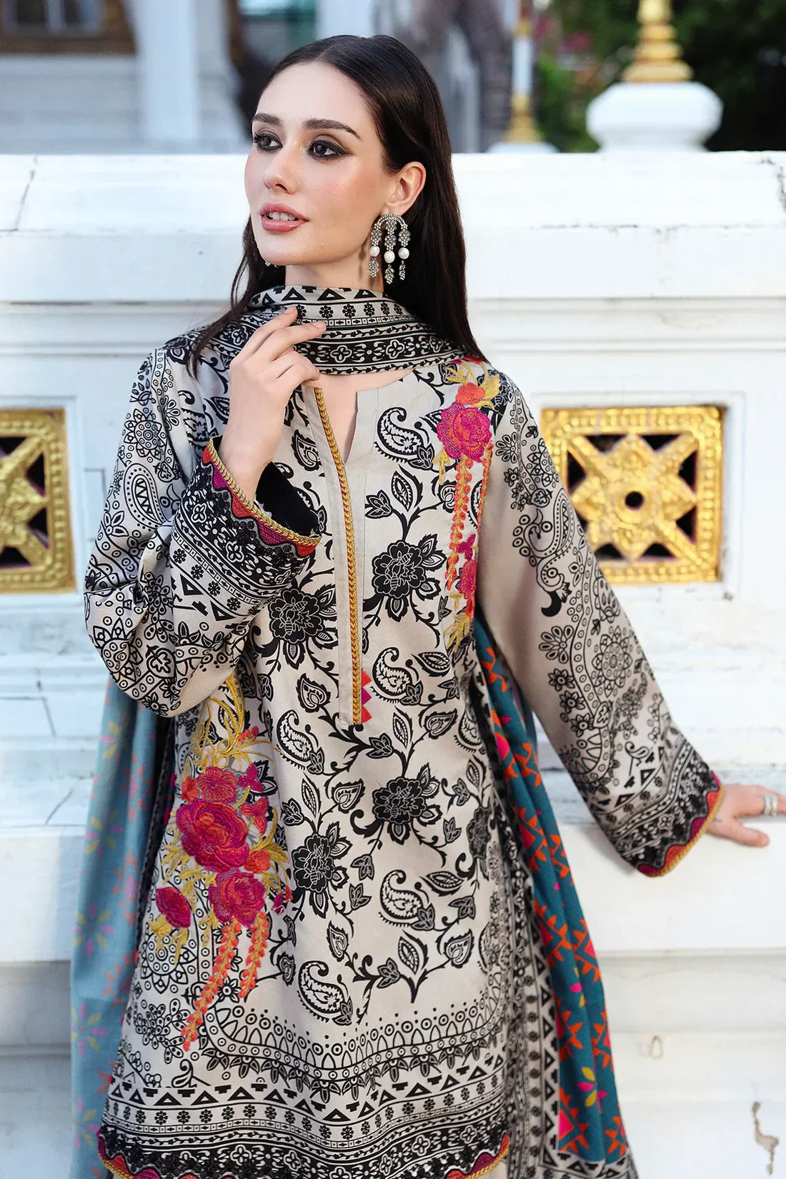 Winter 3PC Karandi Digital Print Dress - KP33115
